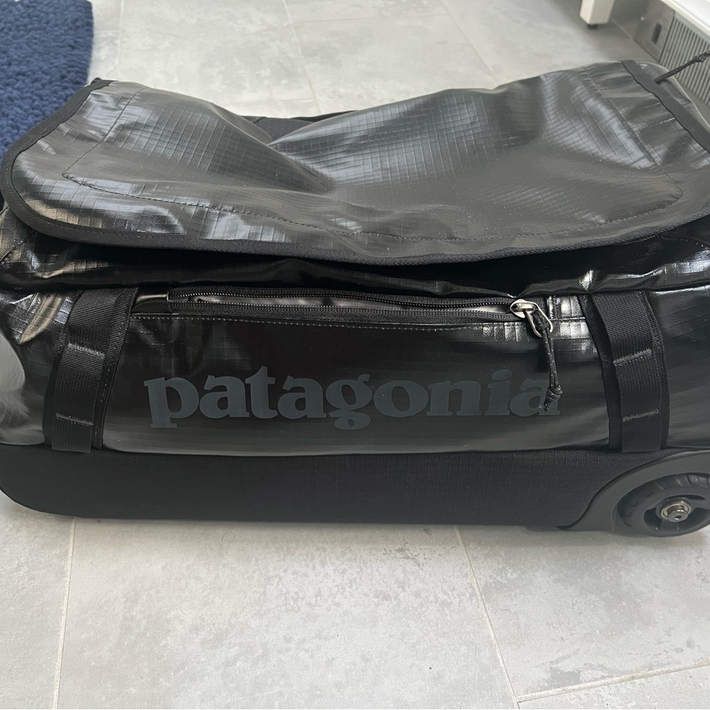 EUC Patagonia Black Hole Wheeled Duffel 40L